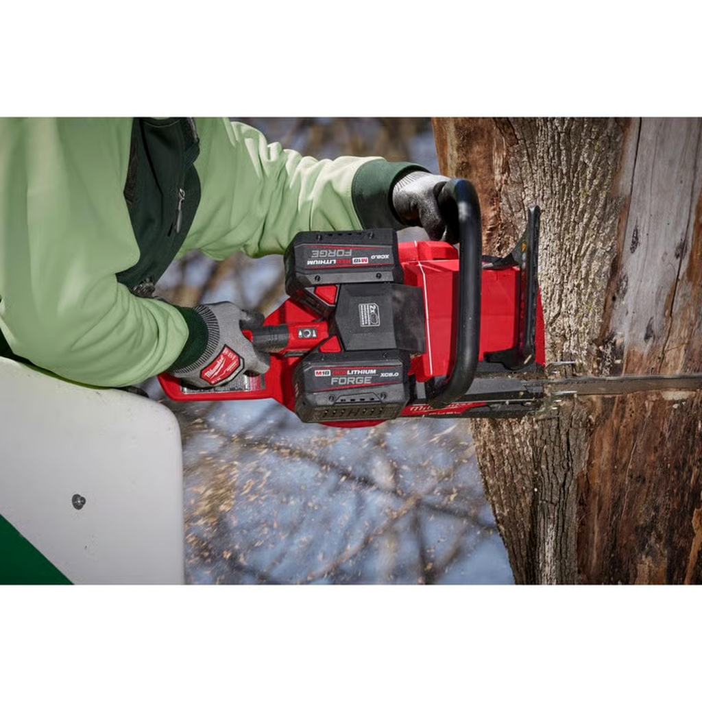 Milwaukee M18 FUEL HATCHET 8" Pruning Saw with 8Ah Battery Pack